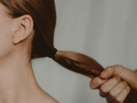 PODIGNUTA OPTUŽNICA ZA NASILJE: Bivšu ženu iz auta izvukao za kosu i tukao šakama