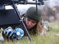 NEOBIČNO KORIŠTENJE DRONOVA U UKRAJINI: 'Dignite ruke u zrak i samo pratite letjelicu!'