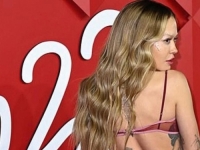 SVE SE VIDI: Rita Ora se pojavila u prozirnoj haljini na dodjeli nagrada u Londonu... (FOTO)