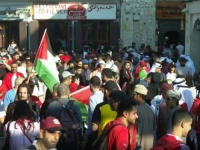 ZAGRIJAVANJE ZA POLUFINALE: Marokanski navijači sa zastavama Palestine okupili se na trgu Souq Waqif u Dohi