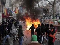 GLAVNI GRAD FRANCUSKE GORI, ZAPALJENI AUTOMOBILI, HAOS NA ULICAMA: Novi sukobi policije i demonstranata u centru Pariza (VIDEO)