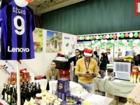 'SB' U SKENDERIJI: Otvoren Diplomatski bazar, na aukciji dres Edina Džeke i šešir pop pjevača (FOTO)