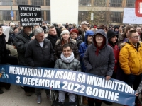 'SB' NA PROTESTU OSOBA S INVALIDITETOM ISPRED VLADE FBiH: 'I mi smo ljudi!' (FOTO)
