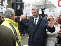 POLICIJA SPRIJEČILA INCIDENT: Jedan od demonstranata pokušao fizički napasti premijera Fortu (FOTO+VIDEO)