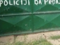 FOTKA IZ SELA U BiH NASMIJALA REGIJU: Mile je odlučio da se osveti, pa bijes iskazao na ogradi (FOTO)