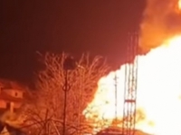 ZASTRAŠUJUĆI PRIZORI S LICA MJESTA: Veliki požar i eksplozije u Srbiji, građani uznemireni... (VIDEO)