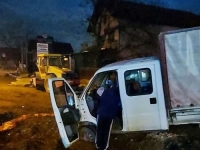 BAŠ JE TEŠKO ZAOBIĆI: Nakon auta, u rupu na gradilištu upao i kamion (FOTO)