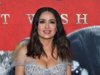 'MAČAK U ČIZMAMA': Salma Hayek u zavodljivoj haljini zbog koje su svi gledali u nju (FOTO)