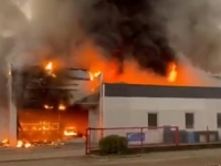 BUKTI VELIKI POŽAR NA SJEVERU BOSNE: Gori benzinska pumpa, vatra se proširila na vozila... (FOTO; VIDEO)