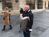 VUČIĆEV JURIŠNIK OMETAO EKIPU N1 TELEVIZIJE: Policija privela Simu Spasića