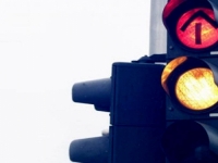 PITANJE SVIH PITANJA: Šta učiniti ukoliko vam se pri punoj brzini na semaforu upali žuto svjetlo…