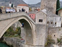 'ŽENE NISU VLASNIŠTVO BILO KOGA': Skok bez aplauza sa Starog mosta za žrtve femicida