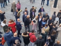 URNEBES U BANJOJ LUCI, TRUBAČI ZEZALI DODIKA: 'Milorade bekrijo, sve si pare popio…' (VIDEO)