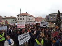 VIŠE OD 3.000 GRAĐANA TUZLE IZAŠLO NA PROTESTE: 'Od plate ne možemo preživjeti'