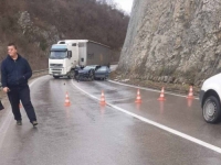 SAOBRAĆAJ OBUSTAVLJEN: Jedna osoba povrijeđena u sudaru kamiona i automobila kod Srebrenika