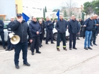 GRAD IH NE ZAREZUJE: Mostarski vatrogasci protestovali pred Vijećnicom: