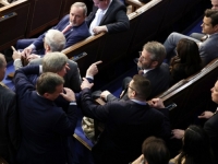 POLITIČARI KAO U RINGU: Zastupnici u SAD-u nasrnuli jedan na drugog tokom sjednice, kamere sve zabilježile (VIDEO)