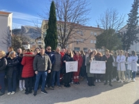 PROTEST RADNIKA DOMA ZDRAVLJA MOSTAR: 'Nije fer, bili smo u prvim redovima u prvim linijama kad je trebalo'