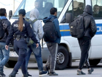 PRAVA DRAMA SE ODVIJALA U SUSJEDSTVU: Muškarac sletio s ceste u vozilu punom migranata, policija ulovila njegovog pomagača