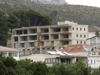 SUSJEDI U NEVJERICI: Investitor iz BiH ilegalno gradi zgradu usred Dalmacije, ovako nešto nije viđeno…