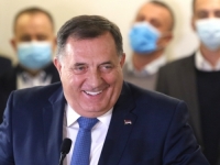 NENORMALNO POSTALO NORMALNO: Milorad Dodik, Željka Cvijanović i Radovan Višković na prijemu u banjalučkoj kasarni..