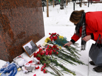 GRAĐANI MOSKVE PRKOSE KREMLJU: I pored hapšenja i dalje donose cvijeće za ukrajinske žrtve