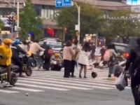 HOROR U KINI: Džipom uletio među pješake na raskrsnici, više poginulih i povrijeđenih (VIDEO)