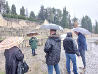 DIRLJIV SUSRET SA MALOLJETNIM ZATOČENIKOM ČETIRI LOGORA: Delegacija Memorijalnog centra Srebrenica u posjeti stratištima u Mostaru, Stocu i Grabovici