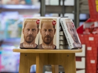 GUŽVE U KNJIŽARAMA: Memoari princa Harryja pušteni u prodaju, već su vrhu liste...