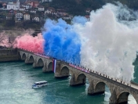 NA MJESTU NAJGNUSNIJIH ZLOČINA NAD BOŠNJACIMA: Bakljada navijača Crvene zvezde povodom 'Dana RS' na mostu Mehmed-paše Sokolovića