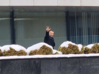 NOVI MINISTAR SIGURNOSTI: Nešić digao tri prsta pred zgradom Državnog parlamenta (VIDEO)