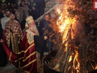 'SB' U STAROJ PRAVOSLAVNOJ CRKVI: Paljenjem badnjaka u Sarajevu počelo obilježavanje Badnje večeri (FOTO)