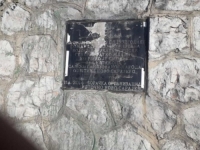 OŠTEĆENA SPOMEN-PLOČA NA VRACAMA KOJA SLAVI ZLOČINCA MLADIĆA: Ogorčenje u RS-u - 'Sve nam to dolazi iz 'građanske BiH'!