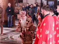 PRAZNIK CIJELE PORODICE: Sveta božićna liturgija služena u Sabornoj crkvi Presvete Bogorodice u Sarajevu (FOTO)