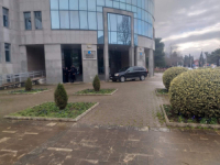UOČI PRES-KONFERENCIJE: Vukanović parkirao auto ispred ERS-a, stigla policija