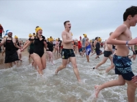 VESELI BELGIJANCI: Novogodišnje kupanje u hladnom moru okupilo 5.000 ljudi (VIDEO)