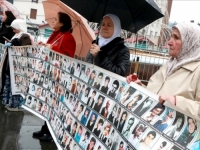 'AKO JE SCHMIDT JOŠ UVIJEK OVDJE, NEKA NEŠTO PODUZME': Majke Srebrenice sa prvih ovogodišnjih mirnih protesta u Tuzli pozvale OHR da zaustavi negiranje genocida i vrijeđanje žrtava