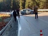 U SUDARU DVA AUTOMOBILA: Kod Olova povrijeđena jedna osoba, saobraćaj obustavljen