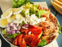 KETO SALATA: Proteinska bomba sa mesom, sirom i jajima