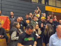 SJAJNA ATMOSFERA U TUZLANSKOM MEJDANU: Aplauzi za Crnogorce, navijači pjevaju zajedno (VIDEO)