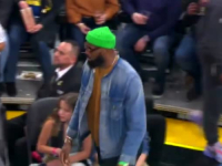 HIT NA INTERNETU: Djevojčica je gledala utakmicu, a onda je pokraj nje sjeo LeBron James... (VIDEO)