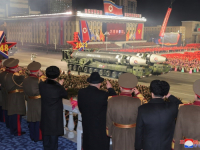 DEMONSTRACIJA SILE: Sjeverna Koreja na noćnoj paradi pokazala nuklearni arsenal, Kim Jong Un na paradu doveo...