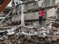 NOVO ČUDO U TURSKOJ: Majka i troje djece spašeni su ispod ruševina nakon 28 sati...