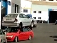 POLICAJCI U NEVJERICI: Vozač na svom automobilu vozio drugi automobil, pogledajte kako je sve završilo… (VIDEO)