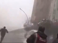NOVI SNIMCI KATASTROFE: Dok je turski novinar izvještavao o zemljotresu, u neposrednoj blizini srušila se zgrada (VIDEO)