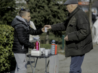 POMOĆ SE PRIKUPLJA NA SVE MOGUĆE NAČINE: Dječak u Sarajevu prodaje čaj kako bi pomogao Turskoj i Siriji