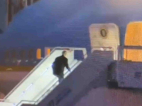 BAŠ NEMA SREĆE: Biden ponovo pao pri ulasku u avion (VIDEO)
