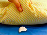 MISLITE DA NIJE POŽELJAN U SPAVAĆOJ SOBI: Zvuči čudno, ali još večeras stavite bijeli luk ispod jastuka