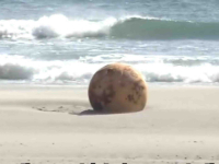 VEĆ SE RAZVIJAJU TEORIJE ZAVJERE: Misteriozna kugla se nasukala na japanskoj plaži