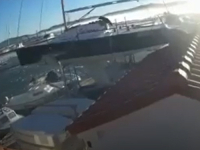 PROCURILE SNIMKE NADZORNIH KAMERA: Vjetar nosio brodove preko zgrade, nevjerovatni prizori nevremena iz Orebića…